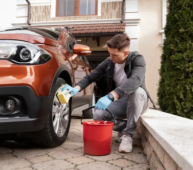 Lavage auto à domicile Aulos-Sinsat : professionnel intervenant sur un véhicule